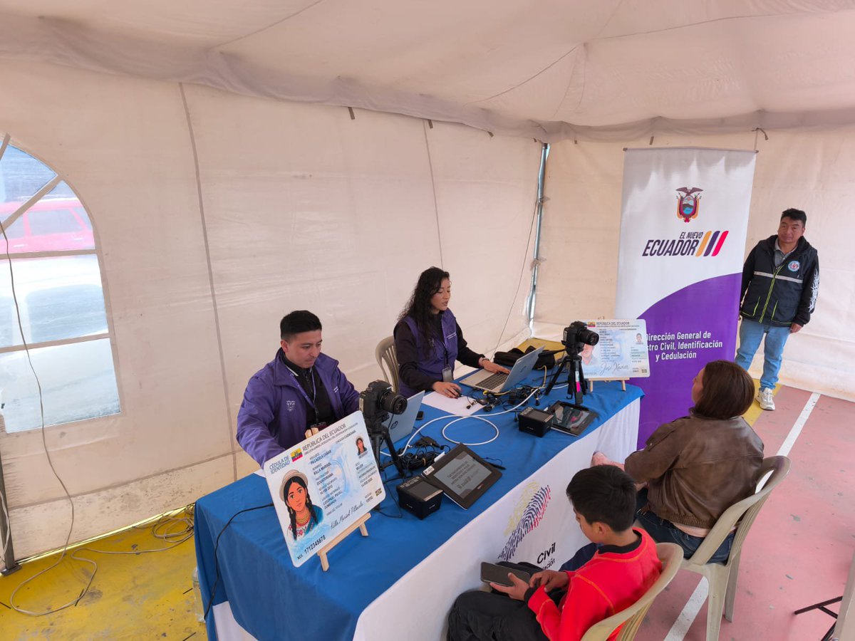 RCivil_Zona3's tweet photo. 💜🇪🇨 ¡Seguimos llegando donde más nos necesitan!
📍Nuestras #BrigadasMóviles llegaron a la comunidad Patután, parroquia Eloy Alfaro, Cotopaxi, con el servicio de cedulación 🪪✨.

#LaCédulaEnTuBarrio https://t.co/wNGB3ITolW