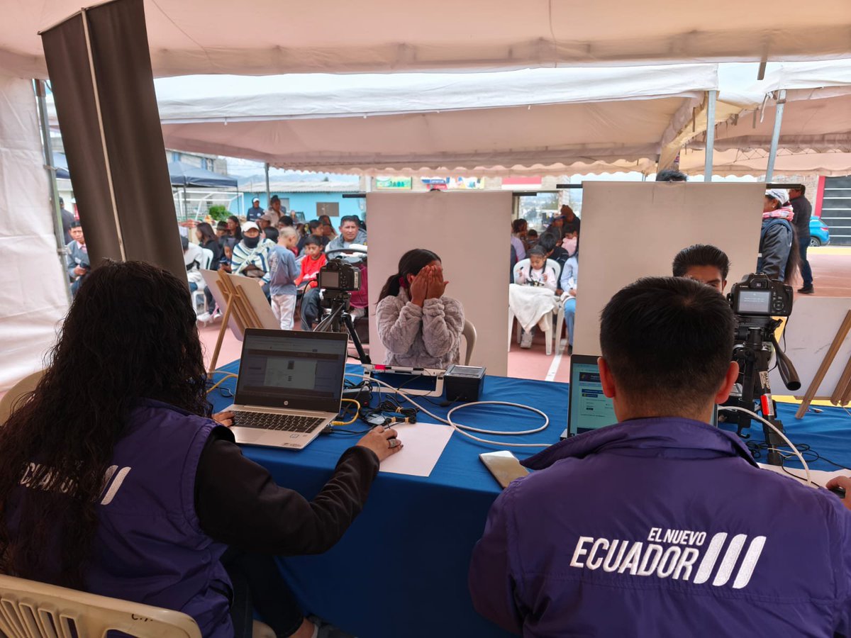 RCivil_Zona3's tweet photo. 💜🇪🇨 ¡Seguimos llegando donde más nos necesitan!
📍Nuestras #BrigadasMóviles llegaron a la comunidad Patután, parroquia Eloy Alfaro, Cotopaxi, con el servicio de cedulación 🪪✨.

#LaCédulaEnTuBarrio https://t.co/wNGB3ITolW