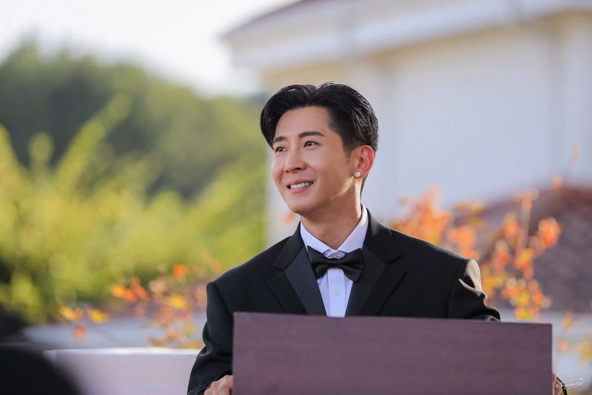 JoyRider1121's tweet photo. 260919 태봉산 숲속 가을음악회   

데뷔 9800일 축하해요🩵 

#브라이언 #Brian #플라이투더스카이 #Flytothesky https://t.co/lkE5vz4DjL