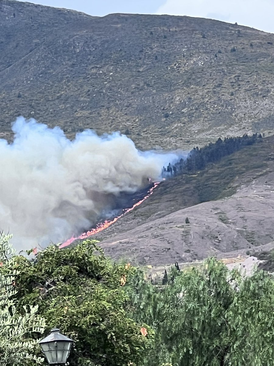 dedth33's tweet photo. Gran incendio en Villa De Leyva, en el Cerro Negro, por debajo del sector que se conoce como las Cárcabas #villadeleyva #incendio @bomberostunja @alcaldiavdleyva https://t.co/wxxZ7r3hBf