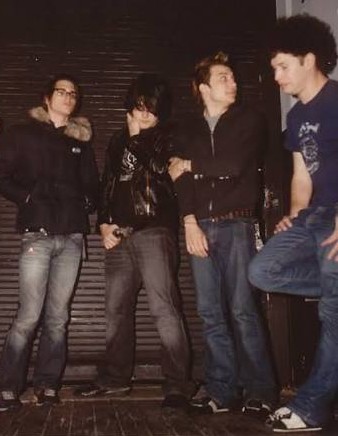 secondattempts's tweet photo. ray toro and his three weed smoking girlfriends https://t.co/vsCL49DEN1