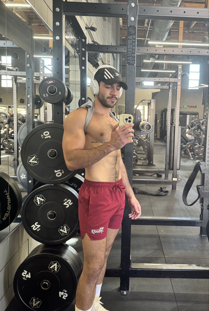 habibiheem's tweet photo. Never take my shirt off at the gym but had to do it today 💪🏽 https://t.co/FEfGXyEOgS