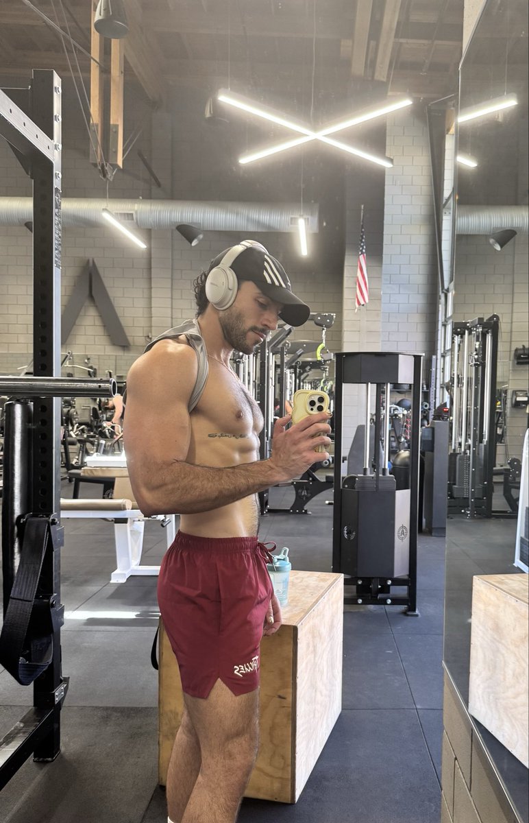 habibiheem's tweet photo. Never take my shirt off at the gym but had to do it today 💪🏽 https://t.co/FEfGXyEOgS