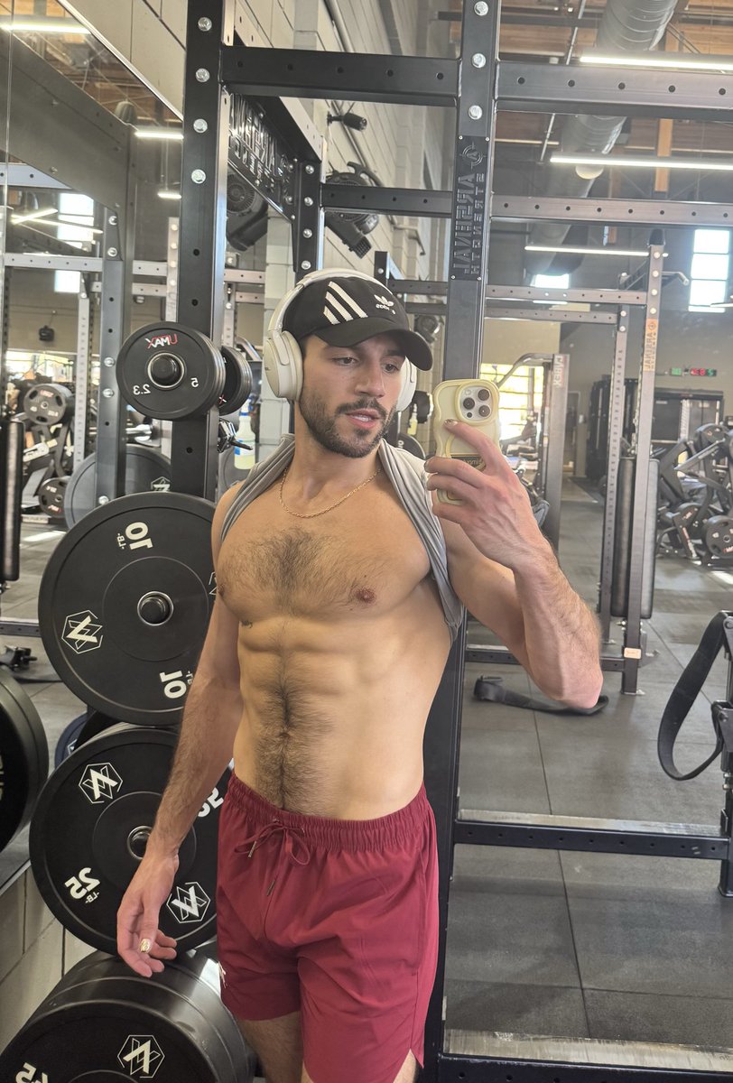 habibiheem's tweet photo. Never take my shirt off at the gym but had to do it today 💪🏽 https://t.co/FEfGXyEOgS
