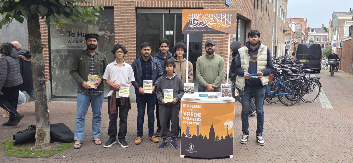 AlkmaarAMJO's tweet photo. Alhamdulillah! Vandaag hebben 7 Khuddam en 2 Atfal van Majlis Alkmaar een succesvolle Tabligh-boekenstand georganiseerd in Hoorn. 🇳🇱📖
Tientallen folders en boeken zijn uitgedeeld en er zijn mooie gesprekken gevoerd met het publiek. Moge Allah deze inspanningen zegenen!
#MKA https://t.co/ewf186DDW4