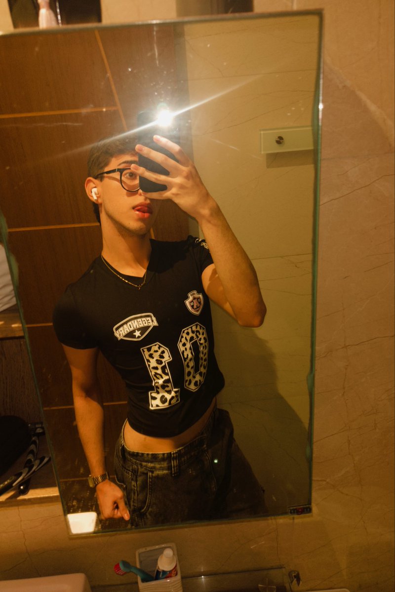 feezzxy's tweet photo. servindo no look https://t.co/yFKneDQMsO