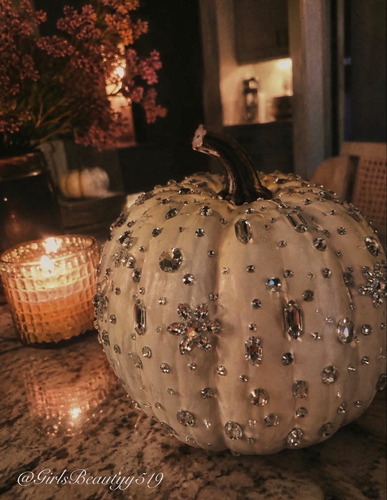 GirlsBeautyy519's tweet photo. PSA: we are bedazzling pumpkins this year 🧡🎃🤎💎 https://t.co/TtyhZB9g6I