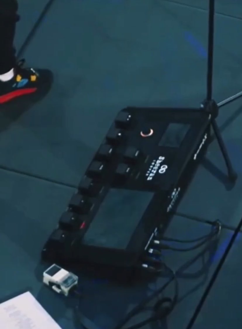 Ghetto_kd's tweet photo. Ed Sheeran delivered a great performance live on stage alone with his guitar after his band quitting at the last minute ❤️ https://t.co/XSnHTbe4QC