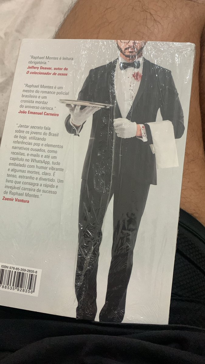 Fiojao's tweet photo. Nunca tinha lido nada de Rapahel Montes e vou começar minha maratona do divo depois de ler Dias perfeitos. 
O livro da vez é Jantar secreto https://t.co/8Hm9ArQGq7