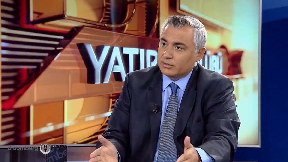 frekanstr_'s tweet photo. Marmara Capital CEO'su Haydar Acun:

"511 bin yatırımcının yaklaşık 24,5 milyar dolar parası tasfiye fonlarında yakalanmış durumda.

Bu rakamın yaklaşık 20 milyar doları doğrudan ya da dolaylı olarak (para piyasası ters repo teminatı üzerinden) manipülasyon ile değeri şişirilmiş 15-20 hissede.

Bu hisselerin piyasada 3 ay içinde (eğer alıcı bulunursa) satılması durumunda defter değeri üzerinden kaba bir hesaplama ile %5 ila %10’unun nakte çevrilme ihtimali bulunmakta.

Yani manipülasyonla şişirilmiş hisselere yatırılan “kağıt üzerindeki” 20 milyar doların yaklaşık 1-2 milyar doları borsadan satış yapılarak (özel bir alıcı olmadığı takdirde) kurtarılabilir.

Bu 20 milyar dolarlık fon büyüklüğüne “kağıt üzerinde” dememin sebebi bu rakamın bir kısmının “fiktif değerlenme” sebebiyle oluşmuş olması.

Fon tasfiyesi sırasında yatırımcı bazında orjinal yatırılan para miktarları net olarak hesaplanmalı ve dağıtım sırasında hakkaniyet açısından dikkate alınmalıdır.  Yatırımcıların orjinal yatırdıkları paraların kaybının sadece borsadaki hisselerin (ve bu sırada parasal değerlenmeden gelen karın) satışından gelen para ile karşılanması yaşanan mağduriyetin boyutu düşünüldüğünde oldukça yetersiz kalacaktır.

O yüzden Madoff hadisesinde olduğu gibi fon tasfiyelerinden ayrı olarak özel bir “yeddiemin hesabı”oluşturulup bu manipülasyon ve ponzi sisteminde rolü bulunan şahısların, fon yönetim şirketlerinin ve bilerek ve isteyerek manipülasyonun parçası olup bundan menfaat elde eden borsa şirketlerinin başta sahipleri ve yönetim kurulu üyeleri ve üst düzey yöneticileri olmak üzere sorumluluğu bulunan herkesin malvarlığıyla bedel ödemesi sağlanmalıdır. 

Hukuki cezaların haricinde ibreti alem olması açısından bu işlere bulaştığı ispat edilen lisanslı personelin ve sözde yatırımcıların mümkünse ömürboyu sermaye piyasalarından men edilmesi, bu işlere bulaşmış ve ceza almış portföy şirketi ve aracı kurumların faaliyet izninin iptal edilmesi, borsa şirketlerinin ise gerekirse kottan atılması değerlendirilmelidir."