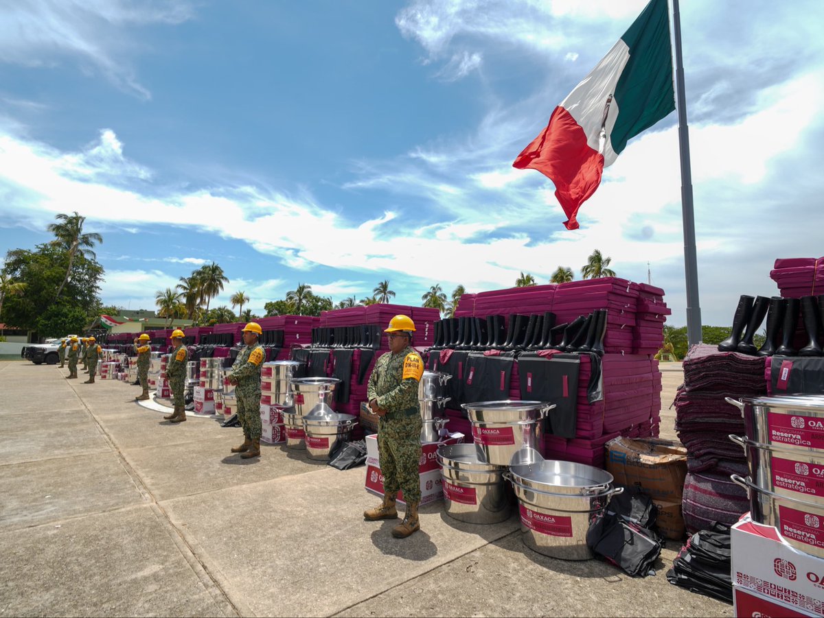 Nino_Morales1's tweet photo. Continuamos sumando acciones en beneficio de la Costa oaxaqueña. 

Acompañamos a nuestro gobernador @salomonj en la entrega de equipamiento para Protección Civil a presidentas y presidentes municipales de la región.

Con mejores herramientas y una estrecha coordinación con los municipios, se fortalece la prevención y la capacidad de respuesta ante cualquier emergencia.

#NinoMorales #Morena #SenadorDeTerritorio