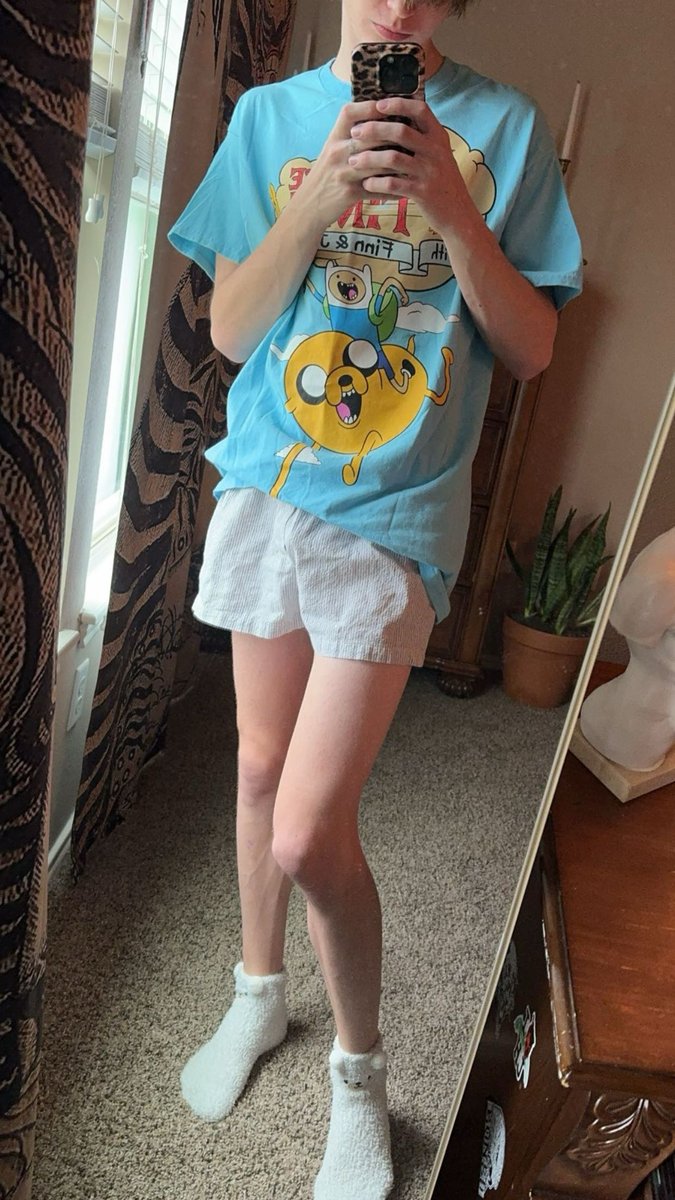 connieverlice's tweet photo. skinny legs https://t.co/GiMtOzPair