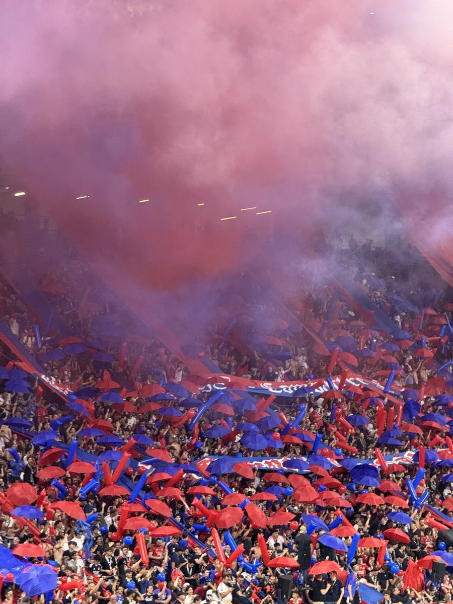 julien_reigner's tweet photo. Et certains ici veulent leur dissolution mais vont bander sur leur animation 🤣
Bravo au virage nord 👏🏻 https://t.co/fJnv3LnDQa