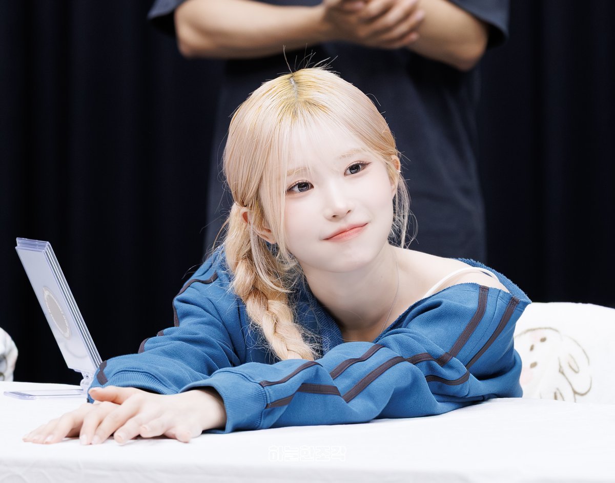 sky_piece_9's tweet photo. 260911 후즈팬 스토어 팬사인회 송하영
#송하영 #프로미스나인 
#fromis_9 #SONGHAYOUNG https://t.co/VjoMk44sKS