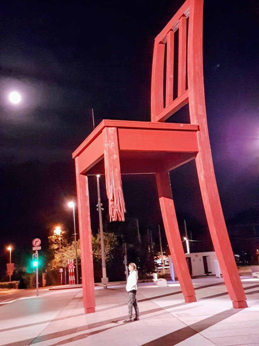 susanlett5's tweet photo. #Buonsera da Ginevra
La sedia gigante, alta 12 metri, con una gamba rotta, opera dell'artista ginevrino
#DanielBerset .
Simbolo della lotta contro le mine antiuomo.
Si trova sulla piazza antistante il Palazzo delle Nazioni.
#SerateInLibertà a #CasaLettori
#Ginevra, #Svizzera https://t.co/AUN8rgr8Nj