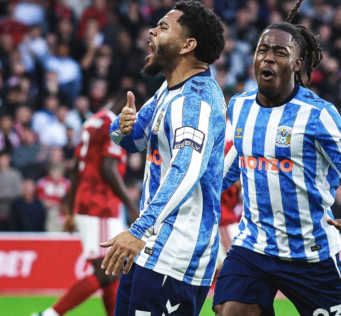 Hatrick_pl's tweet photo. 25 anos, 5 meses e 3 dias… esse foi o tempo que o torcedor do Coventry City esperou por esse momento!

O clube voltou a vencer um jogo de Premier League neste sábado, batendo o Nottingham Forest fora de casa por 1 a 0. https://t.co/wqBYdRMQ0Y