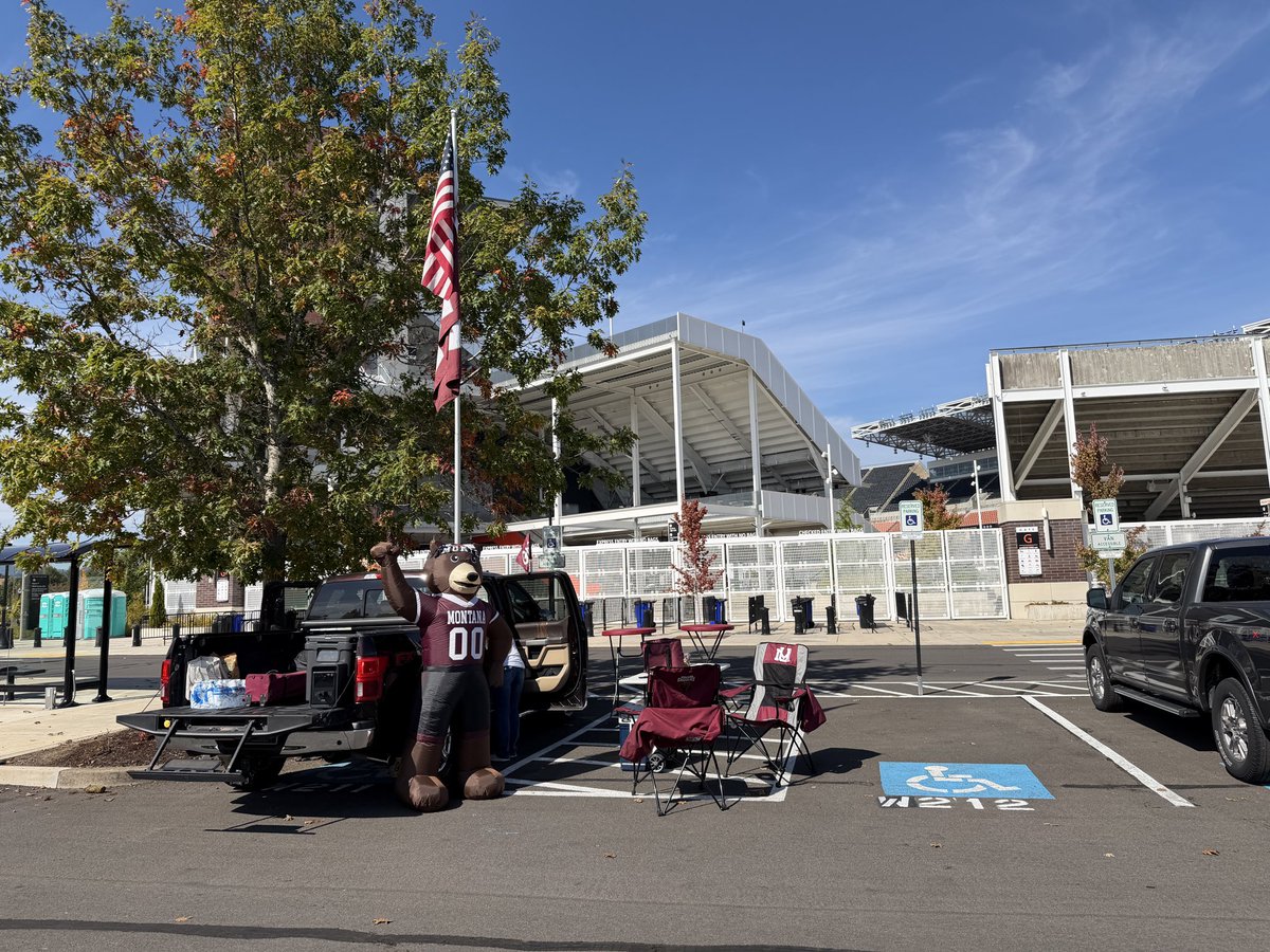 CoryBaldwin2's tweet photo. Go Griz! In front of Gate G if any Griz fans want to stop by!! https://t.co/6kksRFE5IV
