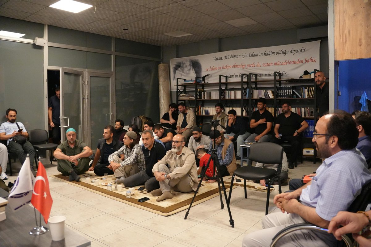 bdakonya's tweet photo. Büyük Doğu Akıncıları Derneği Konya İl Başkanlığı'nda, Büyük Doğu Akıncıları Derneği Genel Başkanı Mehmet Ali BAYRAM " İslâmî Nizâm İdeali ve Akıncı" başlıklı sohbetini gerçekleştirmiştir. 

Bu kıymetli sohbeti için Başkanımız Mehmet Ali Bayram'a ve İstanbul, Ankara, Konya’dan katılım sağlayan tüm gönüldaşlarımıza teşekkür ediyoruz.

"Yeni Dünya Düzeni kurulacaksa biz de diyoruz ki buradan başlasın."

Salih Mirzabeyoğlu 

@MehmedAliBayram 
@bdafikir 
@bdaankara