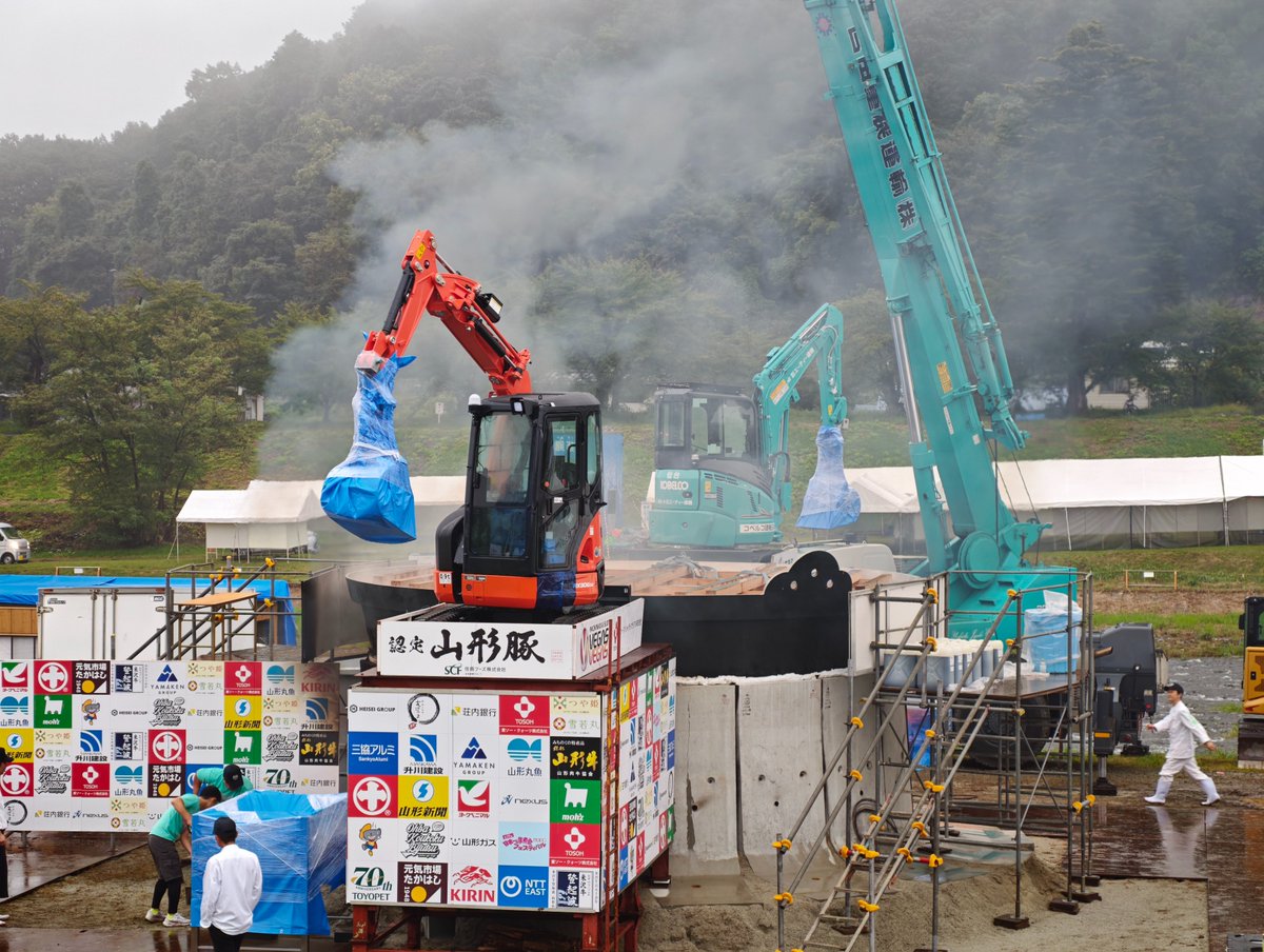 imo2man's tweet photo. 🍲 本日、開催決定！

第38回 日本一の芋煮会フェスティバル
本日9:20、いよいよスタートです！
小雨が降る中ではありますが、
皆さまをお迎えする準備を進めています。

会場は河川敷のため、足元が滑りやすい場所もございます。
歩きやすい靴で、足元に十分お気を付けてご来場ください☔️
あたたかい芋煮とともに、
皆さまのお越しを心よりお待ちしております😊🍲

📍山形市・馬見ヶ崎川河川敷
#日本一の芋煮会フェスティバル
#日本一の芋煮会 #芋煮いいじゃん #山形