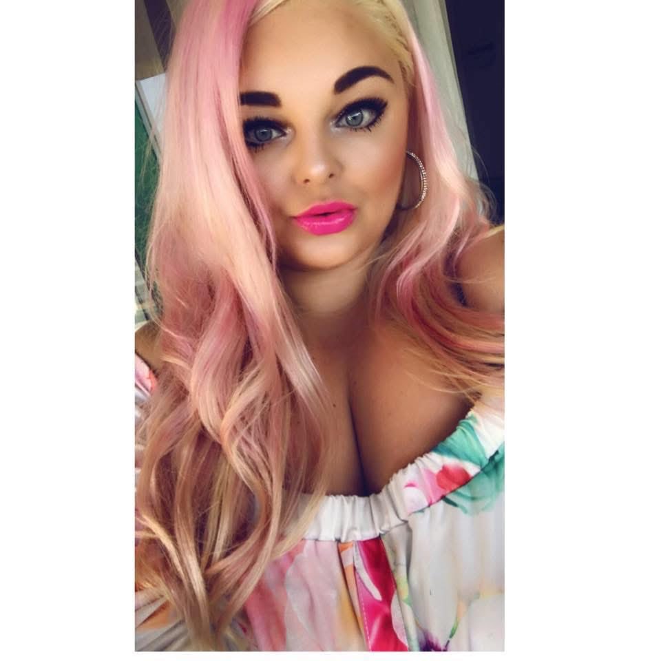 Roxyavb's tweet photo. What’s everyone doing tonight .. opening your wallets I hope. #findom #cashcow https://t.co/mtMXsBmgP9