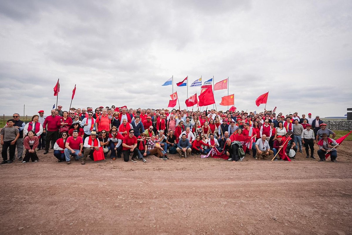 RobertSilvaUy's tweet photo. Con orgullo colorado hoy fuimos a Carpintería a rendir homenaje al General Rivera y a los orientales que junto a él forjaron esta república feliz y justiciera al cumplirse 190 años de la divisa colorada.
¡A redoblar esfuerzos para cambiar! https://t.co/ynjOz3C5G0