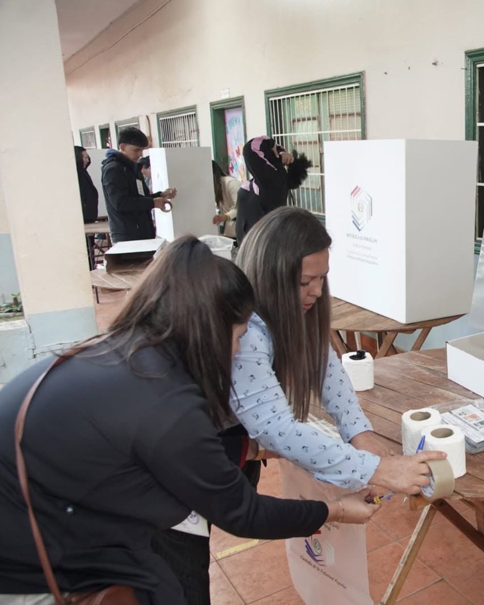 AmericaTVPy's tweet photo. 🗳️ Cada vez falta menos para las elecciones municipales

📌 Este 19 de septiembre vence el plazo para la conformación de las Mesas Receptoras de Votos, un paso clave para la jornada electoral.

📋 Además, ya finalizó el periodo para la difusión de encuestas de opinión.

📦 Desde este lunes 21 de septiembre comenzará la distribución de los kits electorales, máquinas de votación y demás materiales, proceso que se extenderá hasta el 3 de octubre.

🇵🇾 Las elecciones municipales se realizarán para definir a las autoridades que ejercerán el periodo 2026-2031.

#AméricaTVPy #EleccionesMunicipales