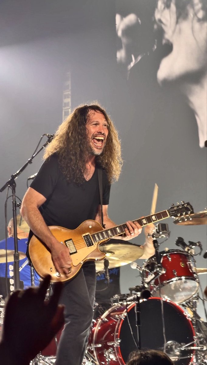 decinis's tweet photo. ray appreciators unite, here’s a cutie photo of our favorite lead guitarist i’ve been gatekeeping since san antonio (fuck you ltl, i had people’s arms flailing around in front of me and still got good shots of our guy 🤬) #raytoro #mcrsatx https://t.co/PgZRGQx9fB