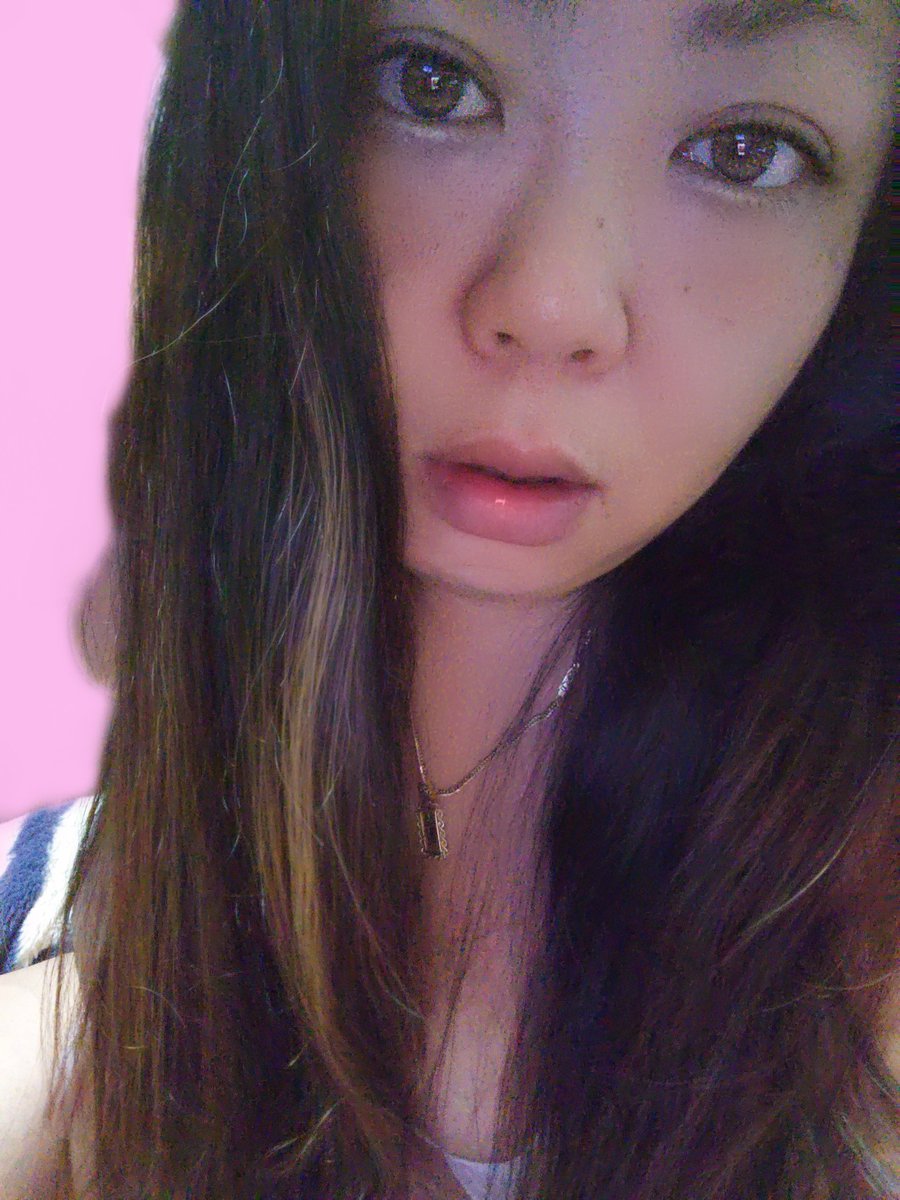 yuina___802's tweet photo. おぱよん
ねーねー台風ほんとにくるん？
無理すぎる。
今日は早めにいこーっと。
今日は
寝起きの激写感
すけすけブラ
すっぴん大放出
の三本立て😂
化粧でもするかなー https://t.co/y4K4sIAr5e