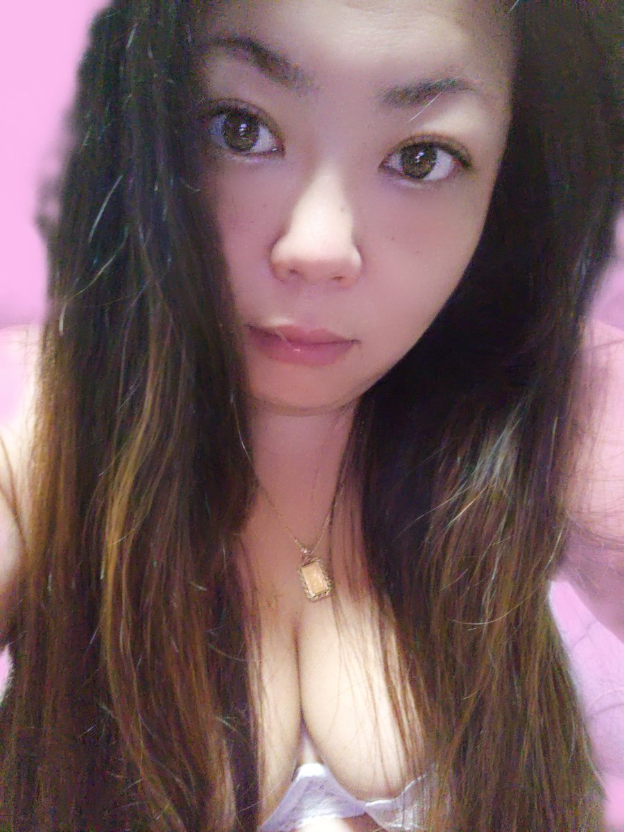 yuina___802's tweet photo. おぱよん
ねーねー台風ほんとにくるん？
無理すぎる。
今日は早めにいこーっと。
今日は
寝起きの激写感
すけすけブラ
すっぴん大放出
の三本立て😂
化粧でもするかなー https://t.co/y4K4sIAr5e