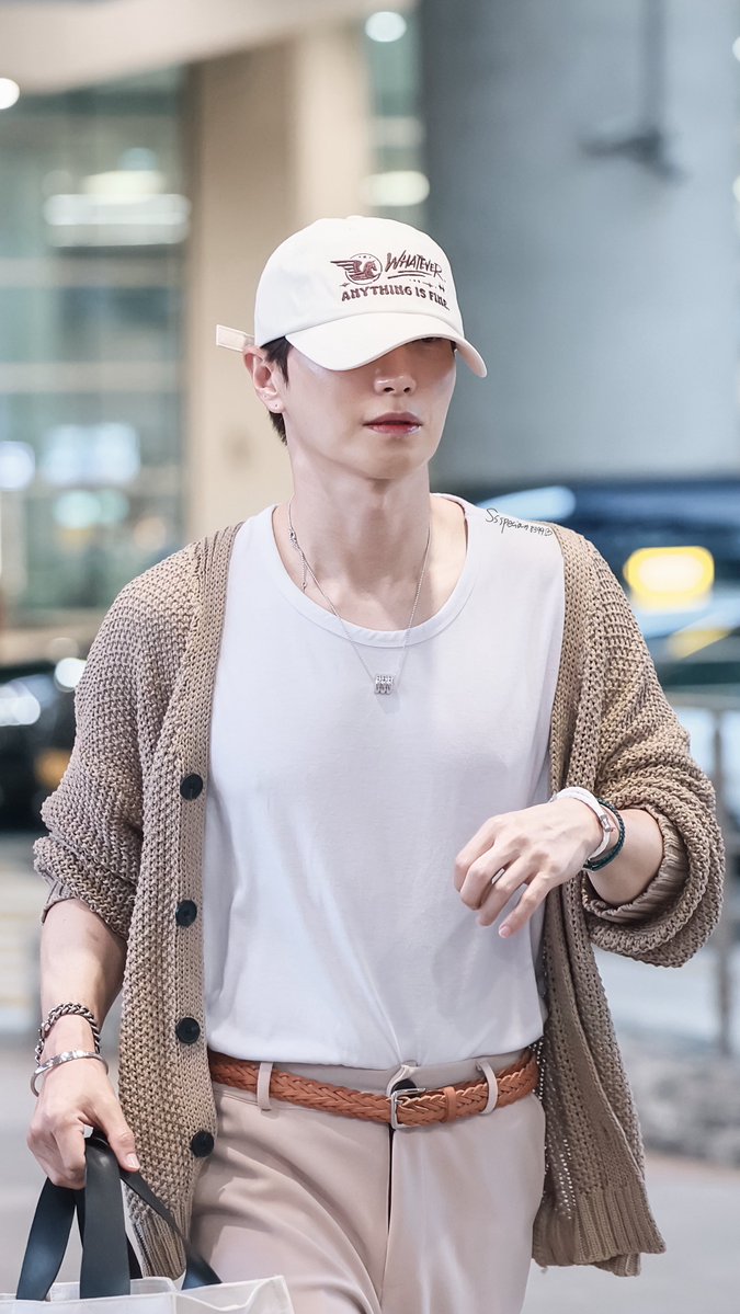 Ssspecial1004's tweet photo. 260920 ICN Arrival

바람처럼 다시 돌아온 가을 남자🍂
@special1004
#leeteuk #이특 #박정수  
#83line #superjunior83z  
#superjunior #슈퍼주니어 https://t.co/jNarYa1v6T