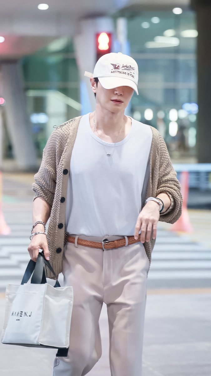 Ssspecial1004's tweet photo. 260920 ICN Arrival

바람처럼 다시 돌아온 가을 남자🍂
@special1004
#leeteuk #이특 #박정수  
#83line #superjunior83z  
#superjunior #슈퍼주니어 https://t.co/jNarYa1v6T