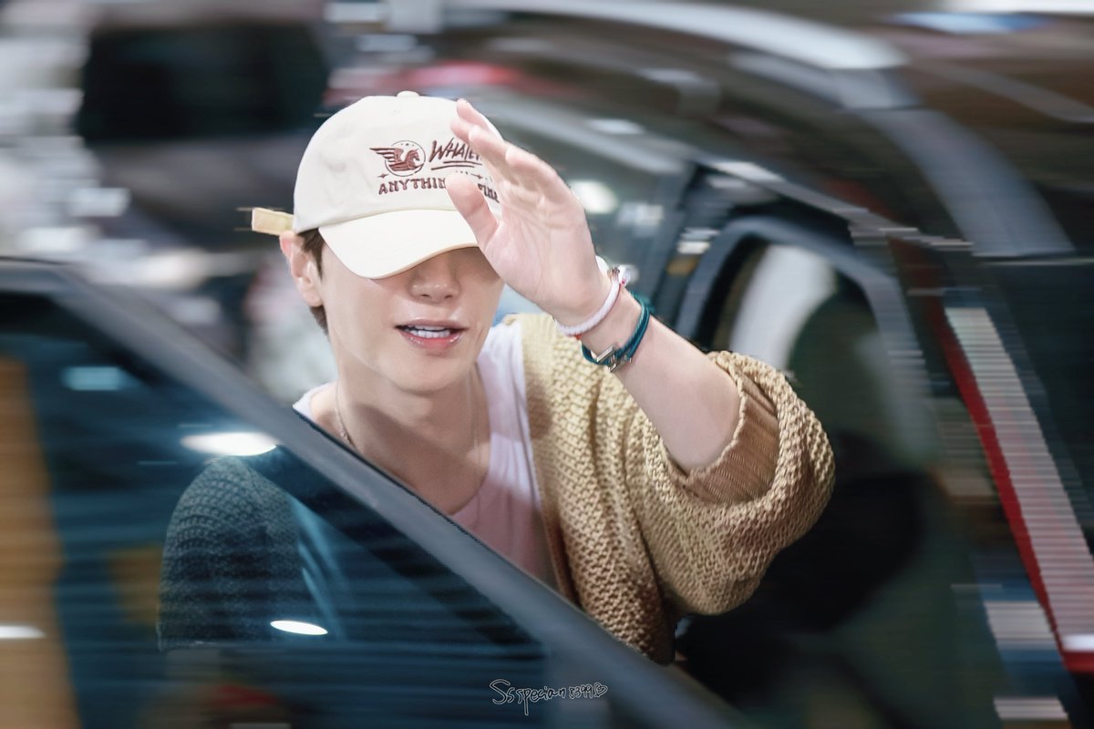 Ssspecial1004's tweet photo. 260920 ICN Arrival

바람처럼 다시 돌아온 가을 남자🍂
@special1004
#leeteuk #이특 #박정수  
#83line #superjunior83z  
#superjunior #슈퍼주니어 https://t.co/jNarYa1v6T