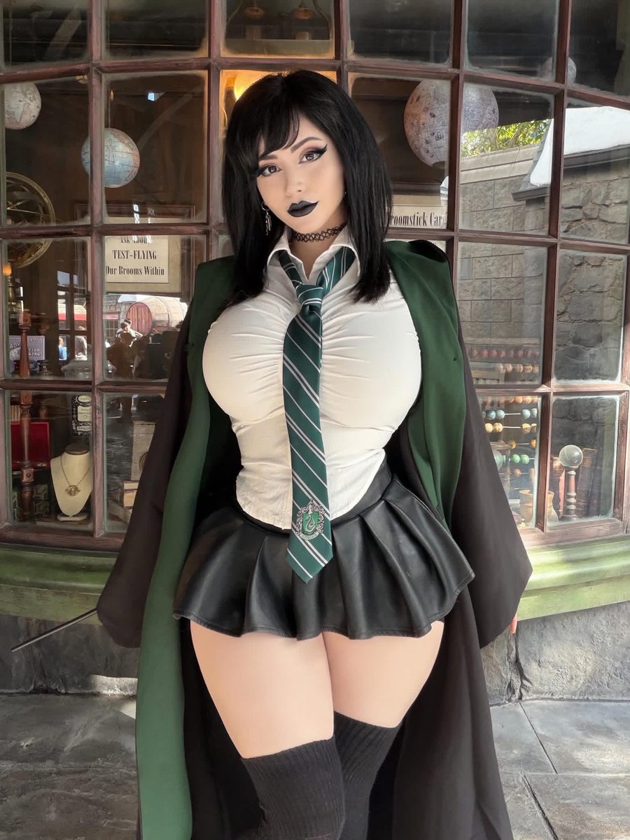 pinkychuwu's tweet photo. can goth girls be in slytherin? https://t.co/BlJ3lqG6Zx