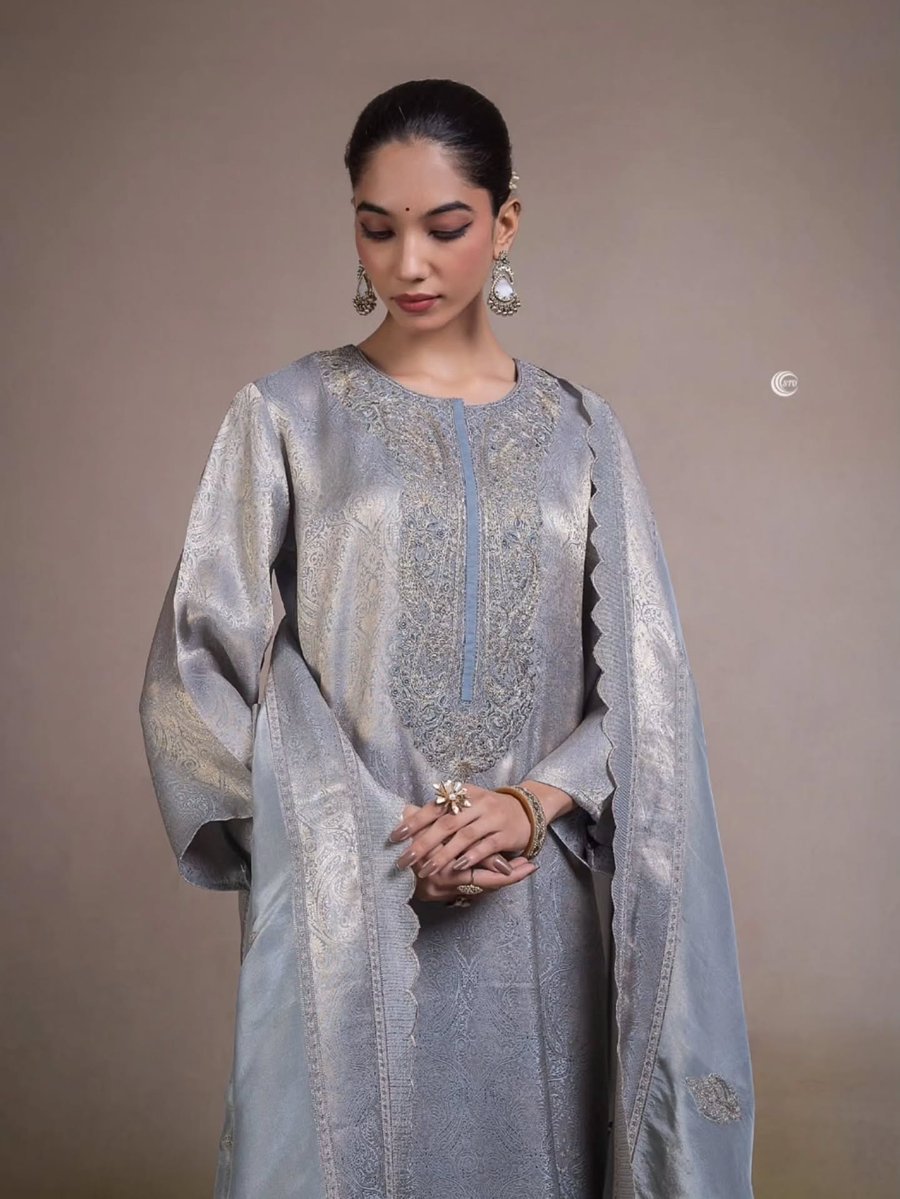 FrancescaPtp8's tweet photo. NEW LAUNCH BY NAARITI

Pure silk jacquard embroidered suit with silk jacquard dupatta and Upada silk bottoms. Top: Silk 
Dupatta: Silk 
Bottom: Silk 

MSP: 4895+ 
For single 
Ready to dispatch. https://t.co/iywYu1o2j1