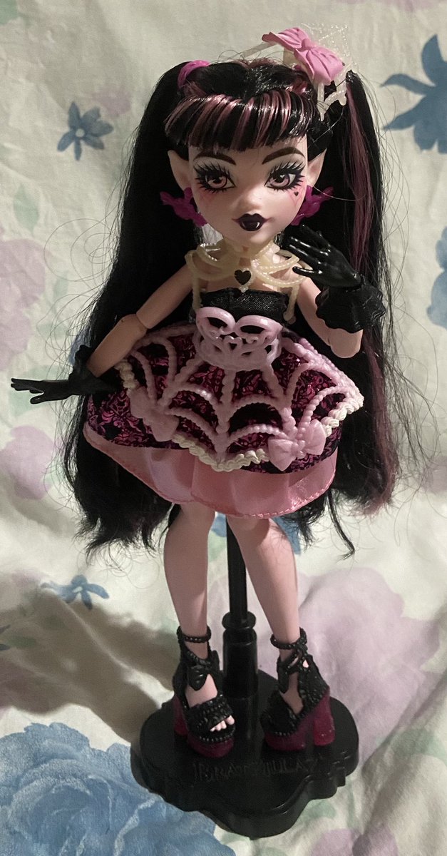 maximilhos's tweet photo. oi gente!! to vendendo essas monster high e preciso urgente conseguir a venda!! quem puder compartilhar eu seria mt grato (valores na dm) https://t.co/FsC7TKHHur