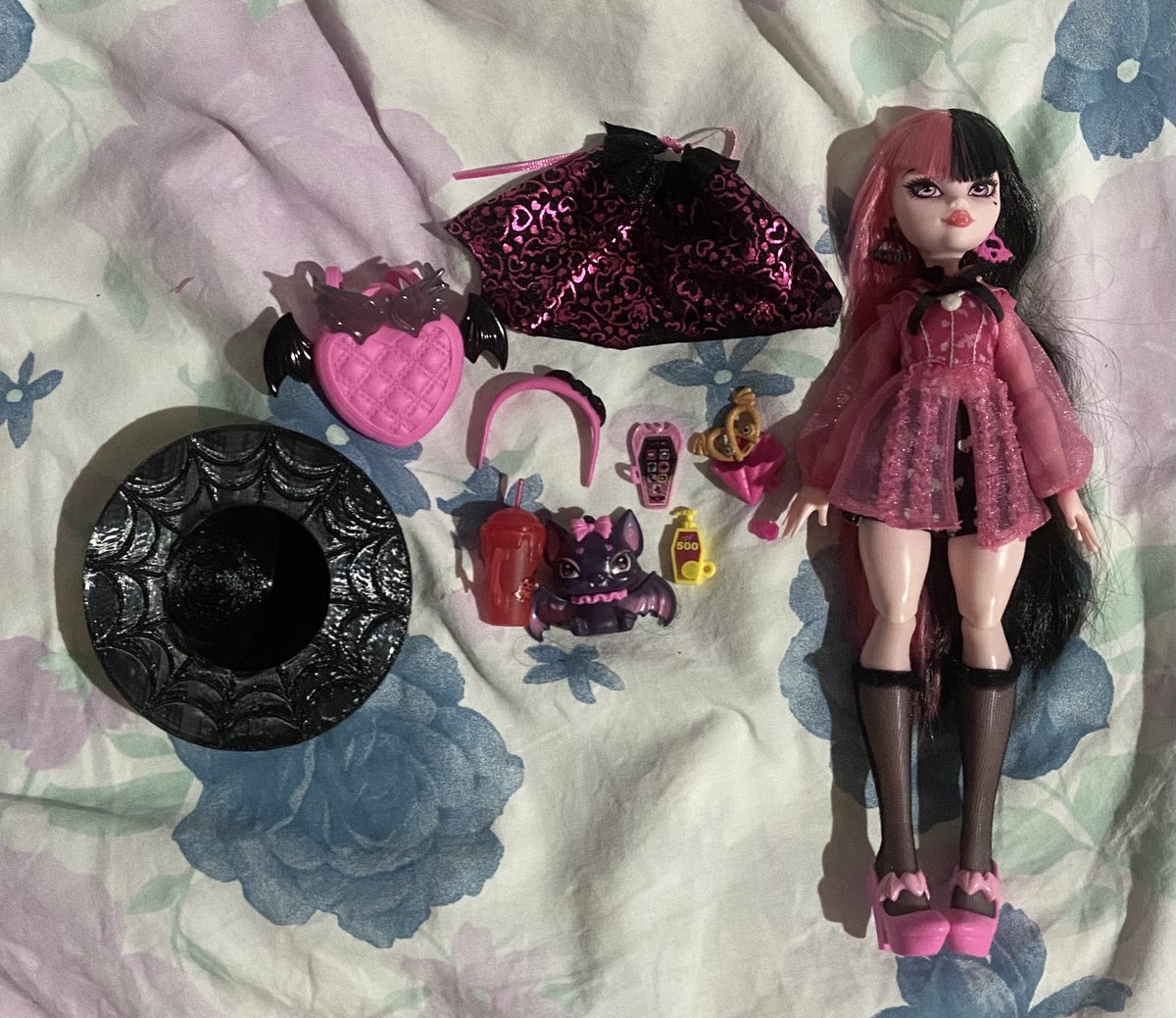 maximilhos's tweet photo. oi gente!! to vendendo essas monster high e preciso urgente conseguir a venda!! quem puder compartilhar eu seria mt grato (valores na dm) https://t.co/FsC7TKHHur