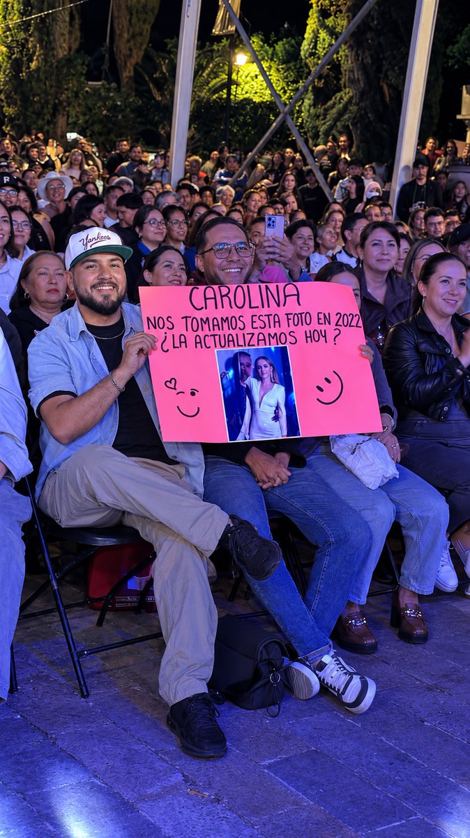 carolinaross's tweet photo. Acámbaro 🥹🌵 qué bonito se siente llegar a un lugar y que, canción tras canción, te hagan sentir en hogar 🤎🤎🤎 GRACIAS por cantar conmigo, por sus carteles, sus sonrisas y por tanto cariño. Me llevo esta noche guardadita en el corazón. ~ 🌸👢 https://t.co/IfkWPSyOHo