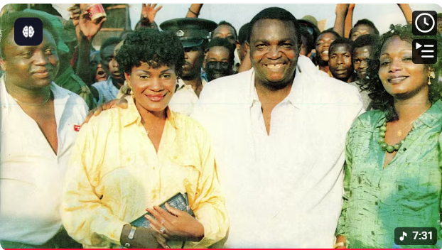 laudive1978's tweet photo. Motema pasi...
Il y a des chansons qu'il faut interdire de remixer. "Chéri, cherche une maison à louer pour moi" du Grand Maître #Franco Lwambo en est une. Je viens d'écouter, avec dépit, la nouvelle version de @fallyipupa01. Et mon âme s'est brisée. 

Le chef-d'œuvre original, porté par les voix immortelles de #Nana Akumu et #Baniel Bombo, c'était la symphonie des timbres : le velours rauque de Nana contre la clarté cristalline de Baniel, sur un sebene qui pleure sans jamais couvrir la parole. L'original n'était pas une chanson. C'était une scène de ménage en stéréo, un théâtre conjugal. D'un côté, la section cuivre en polyphonie, avec la guitare solo de Franco qui grogne et argumente. De l'autre, le dialogue déchirant de Nana, suppliante, et Daniel, complice.

Car beaucoup n'ont jamais compris ce que cette femme demandait. Ce n'est pas une maison. C'est une renaissance. Elle dit à son nouveau partenaire : trouve-nous une adresse vierge. Car l'ancienne est souillée. Chaque mur porte l'odeur d'un ancien amour, chaque voisin est un témoin de mes antécédents, chaque couloir est un fantôme qui peut débarquer sans prévenir. Elle ne demande pas quatre murs. Elle demande l'anonymat comme condition de la fidélité. "Lukela ngai adresse ya esika, eko effacer passé ngai.  ngai. Changer ngai figure ya sika, sala ndenge mobali asalaka. Longaola ngai epayi nafandaka, fandisa ngai epayi na yo..."

Voilà le génie sociologique de Franco. Il a compris avant nous que chez nous, la femme qui change d'homme doit changer de quartier. Que l'amour kinois n'est jamais une affaire de deux, mais une affaire de parcelle, de quartier, avec ses magistrats de bistrots et ses créanciers d'amour. Tant que l'ex sait où tu habites, ton nouveau couple est en location précaire.C'est pour cela que l'original était indépassable. 

On entendait la peur dans le vibrato de Nana. On entendait l'urgence du déménagement. L'orchestre de Franco lui-même était oppressant, comme les regards du quartier. Le sebene final n'était pas une danse, c'était le camion qui déménageait enfin.

Aujourd'hui ? Tout a disparu.
On a ouvert la porte et on a fait entrer les démarcheurs. La litanie interminable des #mabanga." Mabanga ya Maman Colonel... Ya Directeur..." 

L'harmonie vocale est devenue un unisson plat. Ce petit tremblement dans la voix de Nana quand elle dit "chéri" est gommé par l'Auto-Tune. Et surtout, ce dialogue sacré entre l'orchestre et les chanteuses, ce call-and-response où la guitare répondait à une plainte, est à jamais absent.On nous sert une version light, aseptisée, take-away. Une voix posée qui demande une maison comme on commande un Uber. Sans angoisse, sans fantômes, sans passé. Ils ont gardé le loyer, mais ils ont chassé l'âme qui voulait déménager.Franco n'a pas composé une chanson à louer. Il a composé une maison. On n'y touche pas.

C'est là que la chanson a été dévaluée, comme jadis le FCFA. On a gardé le même billet, mais on a divisé sa valeur par deux, voire cinq.

Franco avait composé une maison pour deux. On en a  fait une parcelle à louer à l'heure. On ne remixe pas un exorcisme. Et on ne met pas de mabanga sur une ordonnance de renaissance.

Ce remix est une provocation comme la nouvelle chanson de "Franc Congolais"