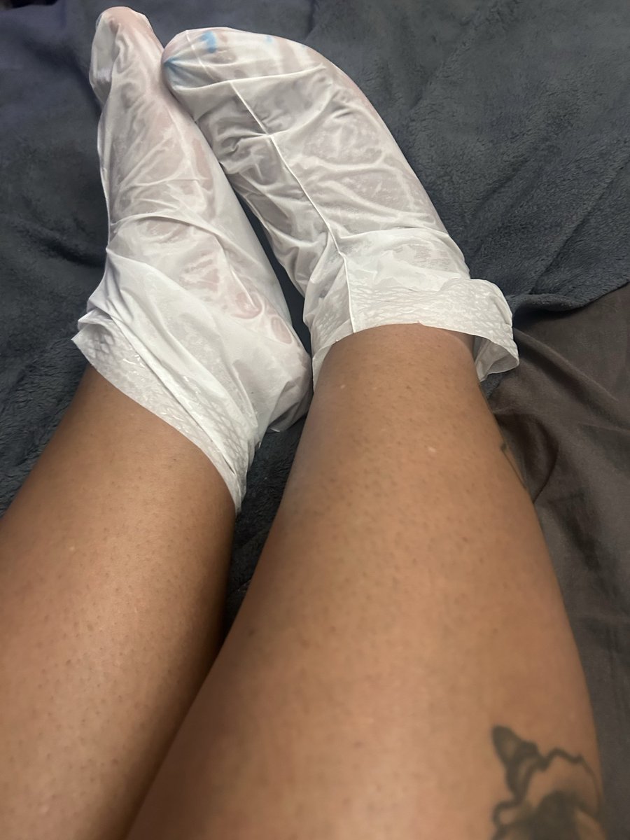 SpoiledBrattSha's tweet photo. Soles maintenance
#softsoles #footmask #feetworshi̇p https://t.co/AUfuj2tAkO
