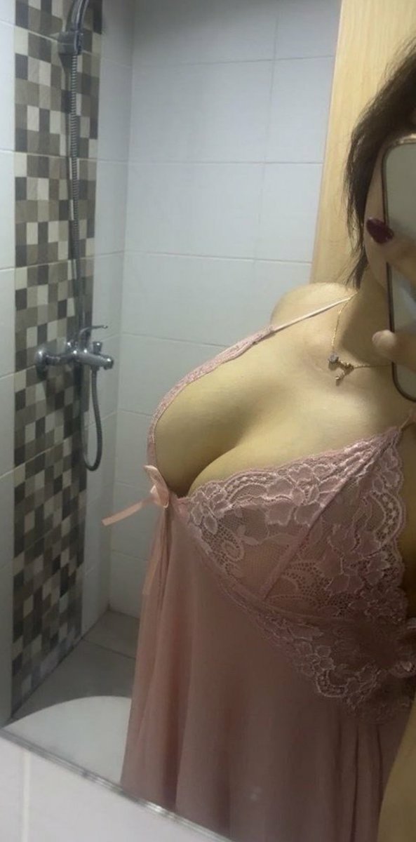 ZuneraDoll's tweet photo. لباس جب بے لباس ہوتا ہے تو نظارہ بدل جاتا ہے 😂 
And men Lina's utarny kelye ready hn video call service available hy https://t.co/1xh4yankSm