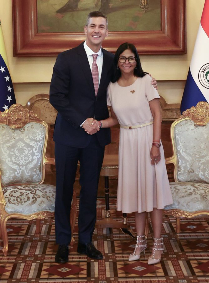 SonPolemicas's tweet photo. De los cuatro Presidentes que acompañaron a María Corina Machado a recibir el  Premio Nobel, tres se le voltearon y tendieron puentes con Delcy Rodríguez.
Solo le queda Milei, pero ese ya está de psiquiatríco. https://t.co/YaMMeKTpli