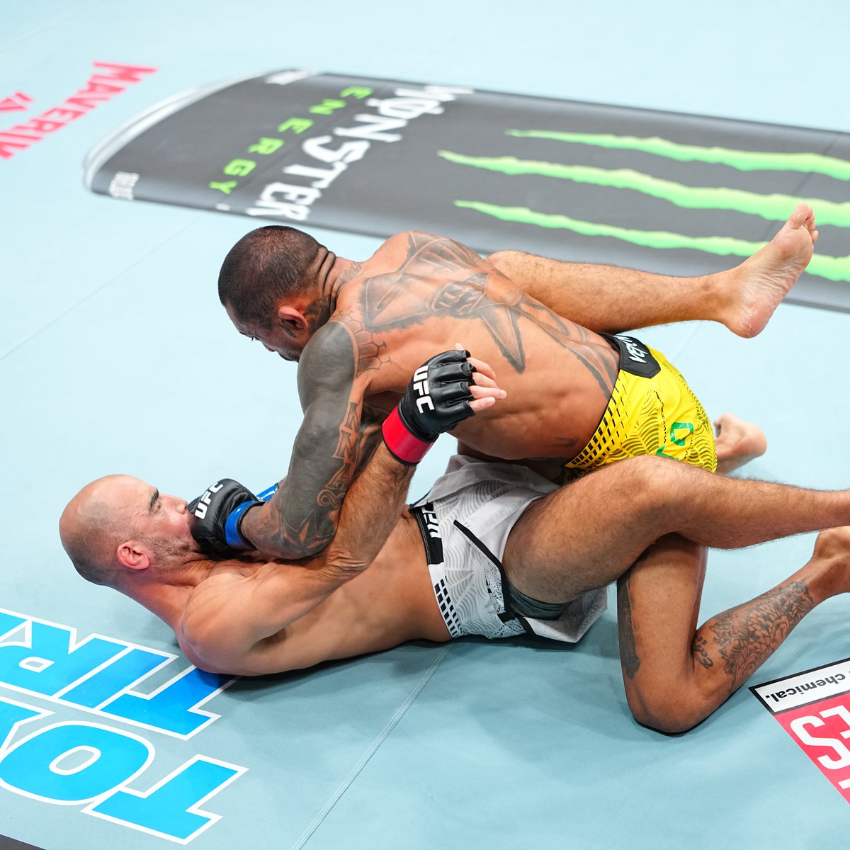 MOST FEATHERWEIGHT FINISHES - UFC History
11 - Max Holloway
08 - Cub Swanson
07 - Joanderson Brito
07 - Ricardo Lamas
07 - Brian Ortega
#CryptoCom #UFC331 
 [📷