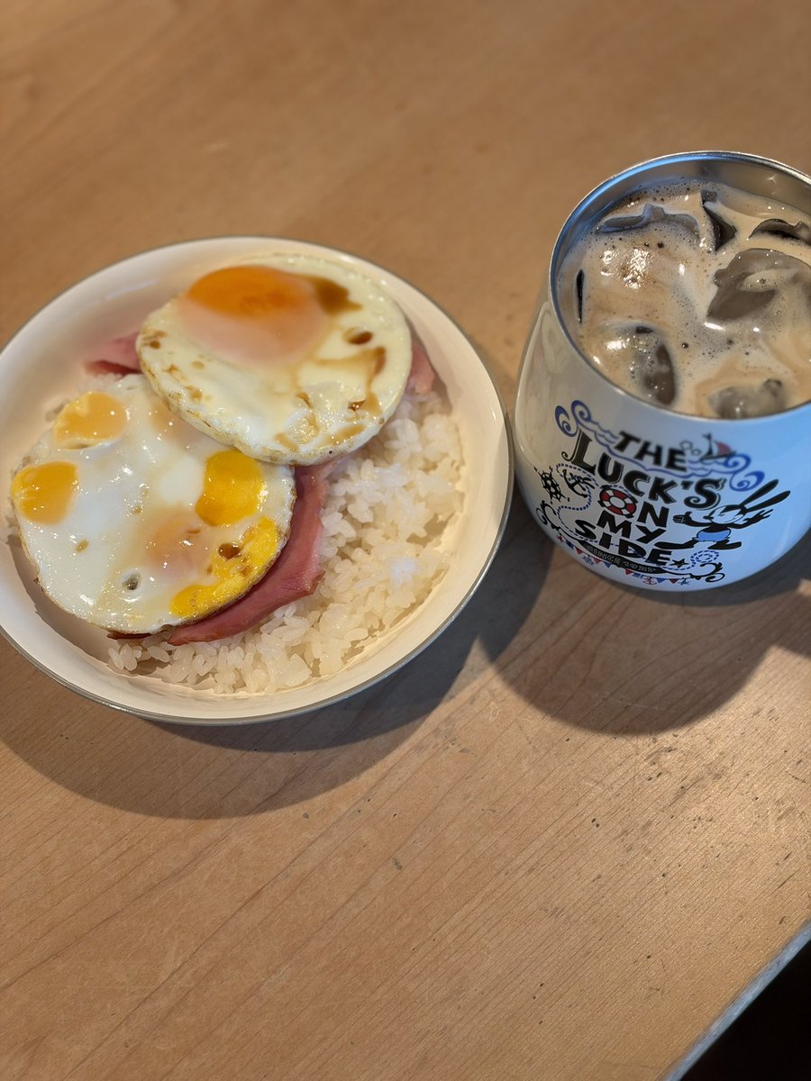 oyruuu's tweet photo. おはようございます☀️
朝食は質素だけど贅沢な鶏卵とウズラのWベーコンエッグにラテ☕️
食べ比べうまー(ﾟдﾟ)ｳﾏｰ https://t.co/MmnneDmTmB