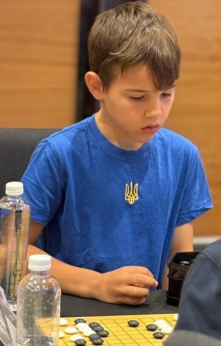 GoLifeinGermany's tweet photo. 【拡散希望🙇‍♀️】
日本で棋士を目指すラリオンくんの応援をお願いします！！

「日本、そして世界でタイトル戦を争うような棋士になりたい！」

今年4月のRising Go Stars 日本🇯🇵VSウクライナ🇺🇦に出場したラリオンくん（10）が、9月末から3か月間、洪道場でプロ棋士を目指す修行を開始します。

この挑戦を支えるため、寄付を募集しています。（目標金額:778,500円）
いただいたご寄付は、往復交通費・道場の月謝・宿泊費に充てます。

3ヶ月修行の後は、本人とご家族の意向を踏まえ、改めて計画をご案内します。

大きな夢に挑むラリオンくんを、一緒に応援していただけませんか。
ご支援や投稿のシェアにご協力いただけると嬉しいです！

🌻ご寄付・費用の内訳・ラリオンくんの紹介はこちら
https://t.co/QVLwXdV6Ll