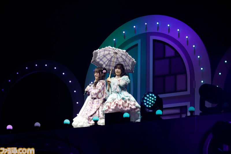famitsu's tweet photo. 『アイマス ミリオンライブ！』エミリー＆まつりが主演を務めた14thライブDAY1リポート。MCなしで32曲をノンストップで披露。
https://t.co/gfWEYcdufe

初のツイン主演公演では、それぞれのソロ新曲はもちろん、ふたりの新デュエット曲も！ https://t.co/Adte4GyXHr