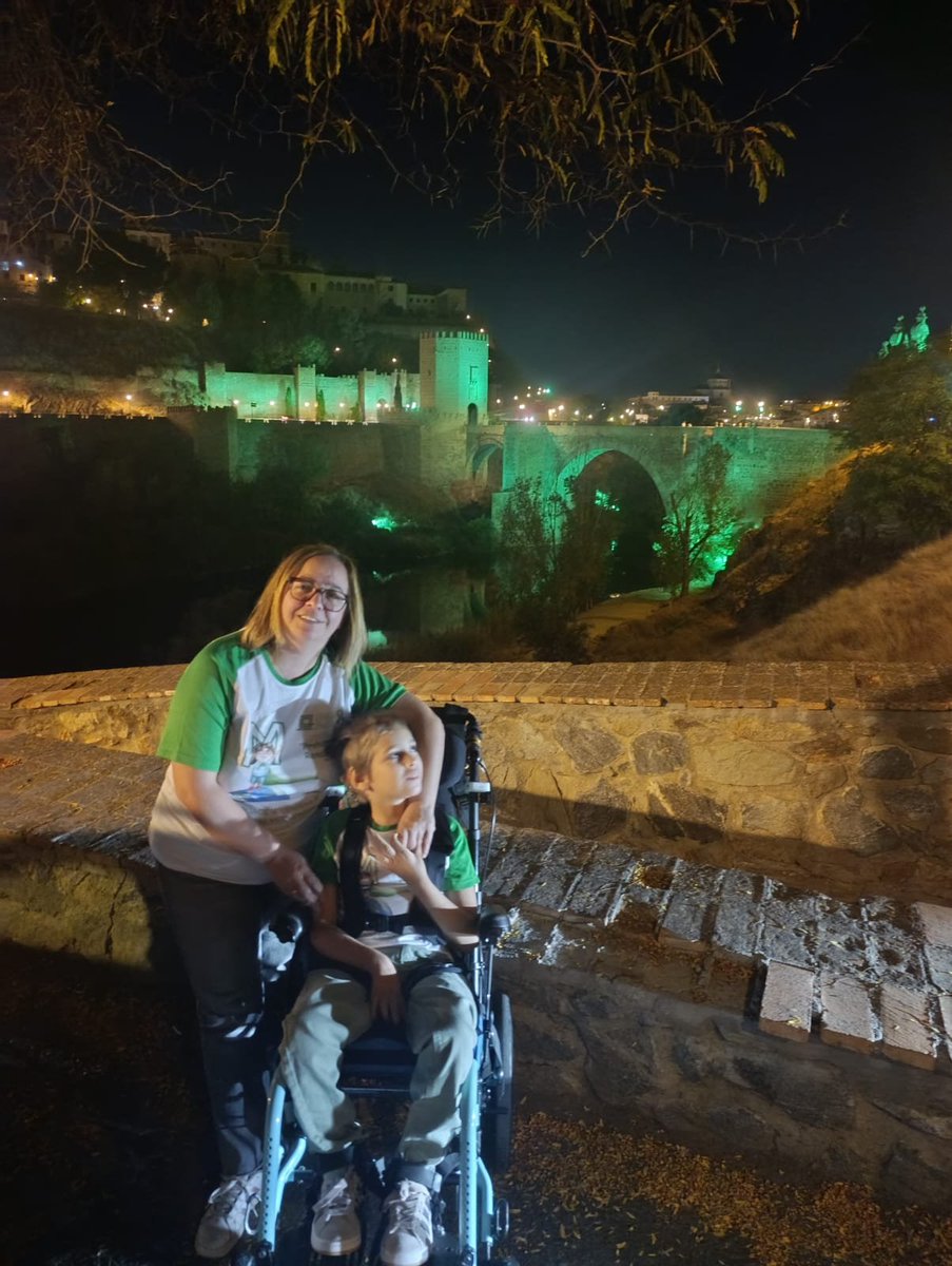 AEPMI's tweet photo. #Toledo apoyando la Semana Mundial de las Enfermedades Mitocondriales 💚🌐 #worldMitoWeek #lightupformito #Toledo #AEPMI https://t.co/KN63l47Ley