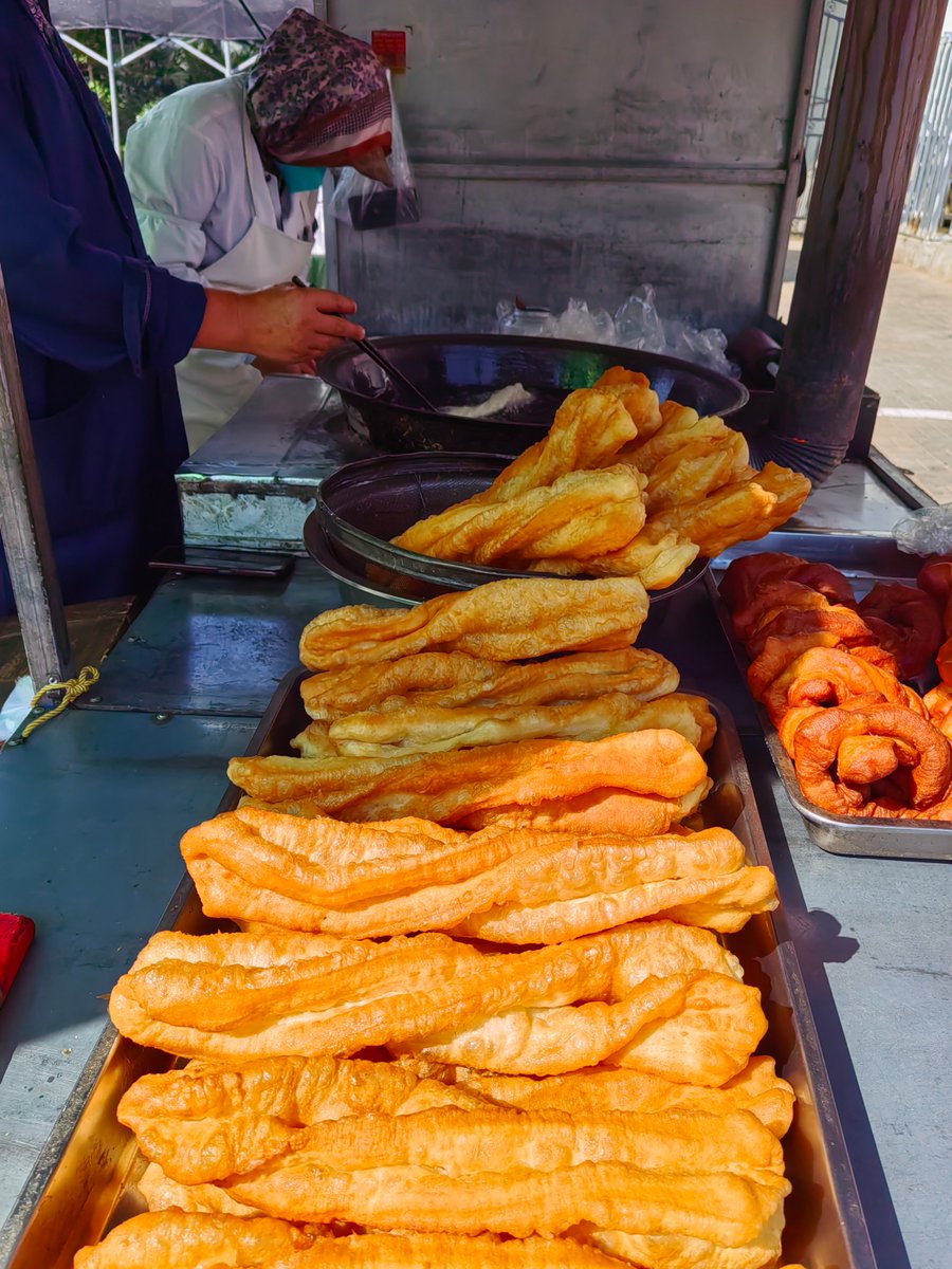 oreore_hi's tweet photo. Crunchy Chinese fried dough sticks (youtiao) hit different as a quick morning street snack! （酥脆的中式油条，作为快捷的街头早餐太对味了！） https://t.co/OoxZplptRH