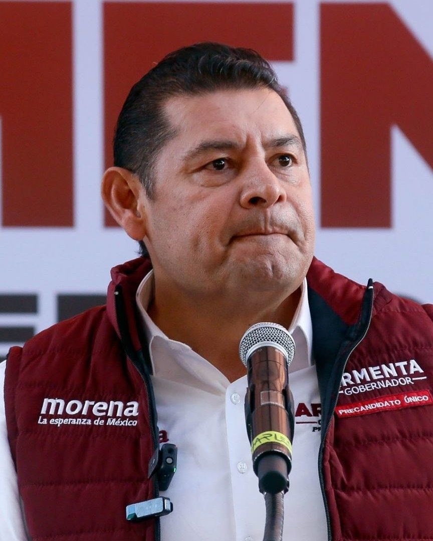 jorgegogdl's tweet photo. Entre estas 2 imágenes hay 15 años de distancia. Morena absorbió al PRI del gobernador precioso y sus discípulos en Puebla.

Armenta combatiendo al PRIAN, cuando fue brazo ejector del PRIAN. La burla… https://t.co/Aj57OCtWOl