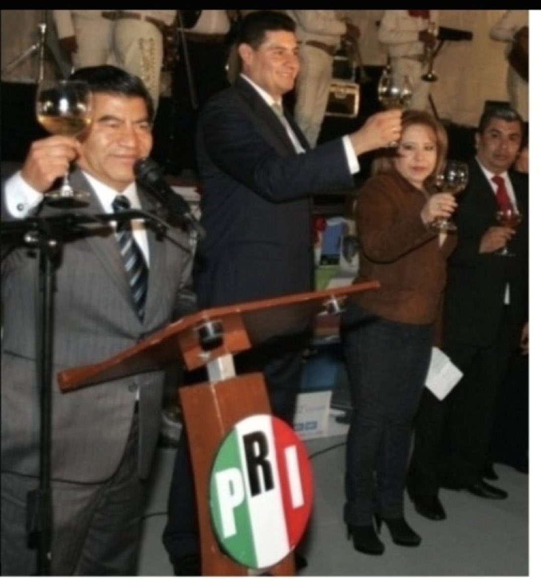 jorgegogdl's tweet photo. Entre estas 2 imágenes hay 15 años de distancia. Morena absorbió al PRI del gobernador precioso y sus discípulos en Puebla.

Armenta combatiendo al PRIAN, cuando fue brazo ejector del PRIAN. La burla… https://t.co/Aj57OCtWOl