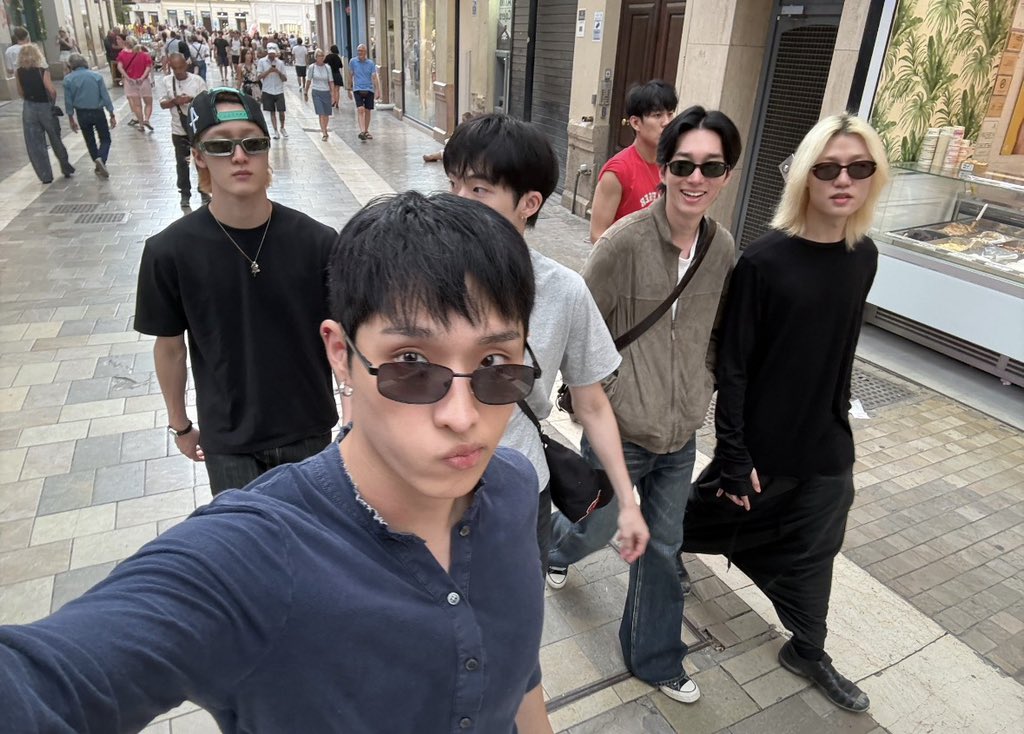 crointak's tweet photo. Lo único que agradezco de todo el desastre de kbeat es todas las fotos familiares de los p1won en Málaga uwu https://t.co/Bwh7WfuL69